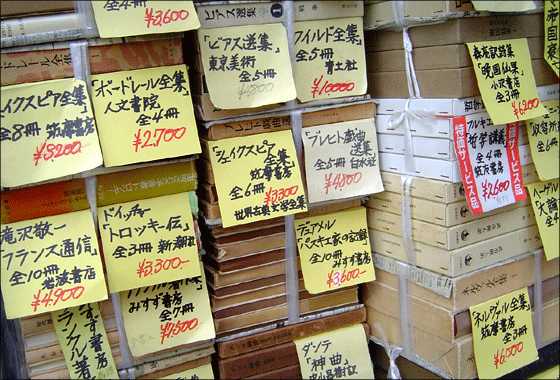 Những chồng sách giảm giá tại hội chợ