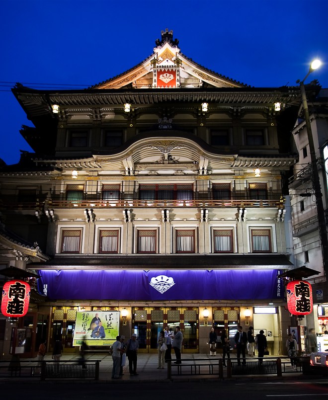 Minamiza_theatre,_Kyoto,_evening