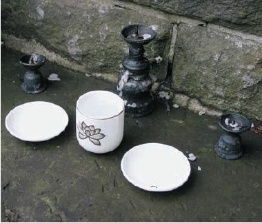 Chén và bát trên bậc thềm trước đền. Trước khi vào thăm đền, mọi người phải rửa tay và nhấp một ngụm nước để tẩy sạch miệng của mình, nhưng không được để moi chạm vào nguồn nước.