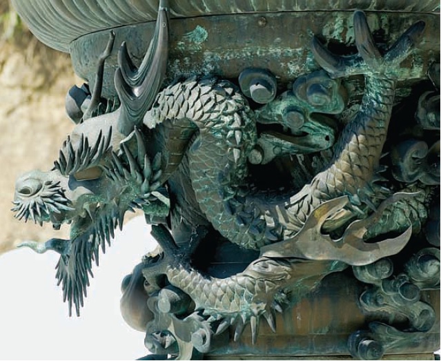 [ Hình rồng khắc trên bát hương] Rồng thường là linh vật đại diện cho Đại dương và Vua chúa. Thanh kiếm Kusanagi được Susanowo lấy ra từ bụng một con rắn 8 đầu mình có vảy như rồng.