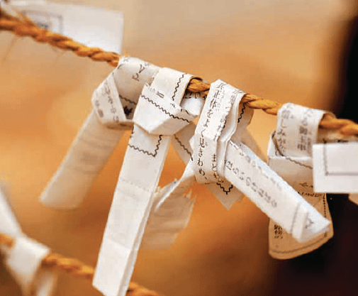 Những mong muốn và lời cầu nguyện được viết vào các tờ giây, gấp lại và treo tại các đền thờ