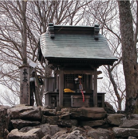 Một đền thờ Thần nằm trên một đỉnh núi ở Sendai, Nhật Bản. 