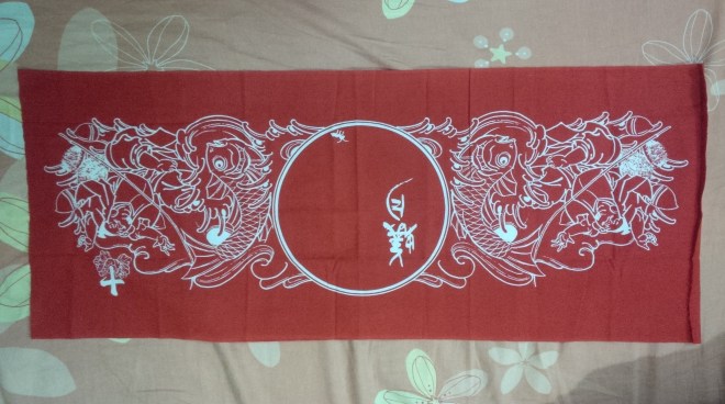 Đây là một chiếc tenugui mà mình hay dùng để quấn đầu trong khi tập kendo